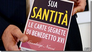 Los libros del escritor Gianluigi Nuzzi hablan de luchas internas en el banco vaticano.