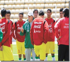Practica-Xabier-Azkargorta-indicaciones-jugadores_LRZIMA20121001_0034_11