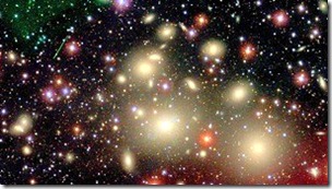 El agujero negro supermasivo se encuentra en el centro de NGC 1277, una galaxia amarillenta cerca del centro de este cúmulo de galaxias en la constelación Perseo