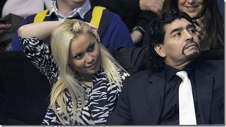Maradona junto a su novia Verónica Ojeda