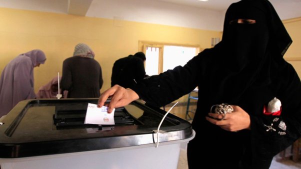 Egipto aprobó la nueva Constitución que impulsa Mursi