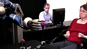 Paciente moviendo brazo robótico