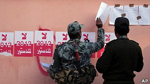 Militares colocan listas de electores