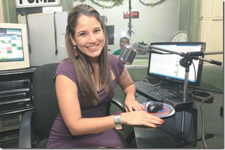 Por primera vez detrás de un micrófono. La periodista posa en las instalaciones de la emisora donde se estrenó junto a Gonzalo Fernández y Jorge Limpias. Por primera vez detrás de un micrófono. La periodista posa en las instalaciones de la emisora donde se estrenó junto a Gonzalo Fernández y Jorge Limpias.