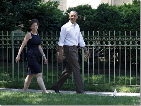 Valerie Jarrett y Barack Obama a las afueras de la residencia de un amigo cercano del presidente.