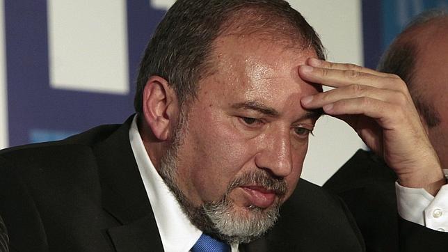 El ministro israelí de Exteriores dimite tras su imputación por abuso de confianza y fraude El ministro israelí de Exteriores dimite tras su imputación por abuso de confianza y fraude