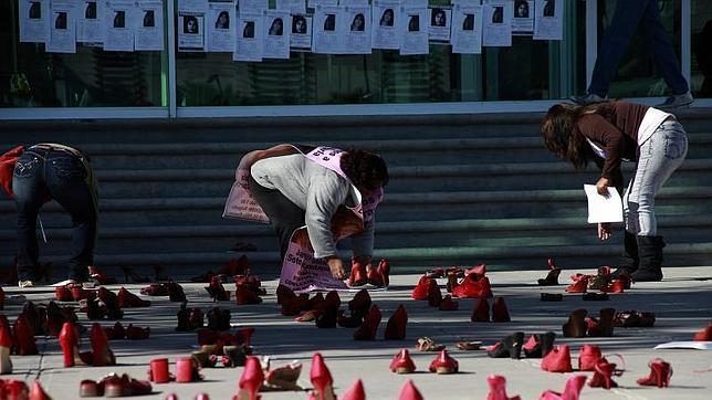 Narcos mexicanos lanzan latas con marihuana a EE.UU. con un cañón neumático Narcos mexicanos lanzan latas con marihuana a EE.UU. con un cañón neumático