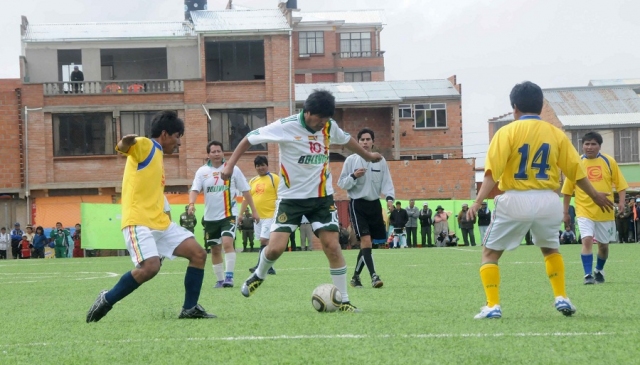 Programa “Evo Cumple” gasta tres veces más en canchas deportivas que en postas de salud