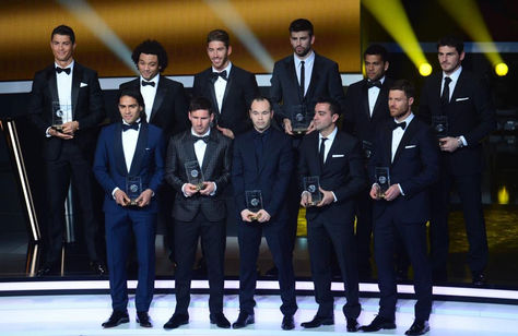 Cristiano Ronaldo, Marcello, Sergio Ramos, Gerard Pique, Dani Alves, Iker Casillas, Radamel Falcao, Lionel Messi, Andres Iniesta, Xavi Hernandez y Xabi Alonso recogen el premio al mejor once. Foto: AFP
