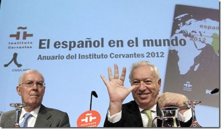 El ministro de Asuntos Exteriores, José Manuel García Margallo (dcha.), acompañado del director del Instituto Cervantes, Víctor García de la Concha, en la presentación del Anuario de esta institución.