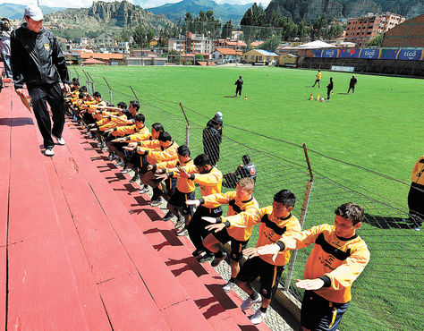 Prácticas. El kinesiólogo Miguel Winkelmann comanda un trabajo físico con los jugadores stronguistas.