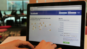 Páginas como Facebook emplean preguntas informales para incitarnos a colgar comentarios.