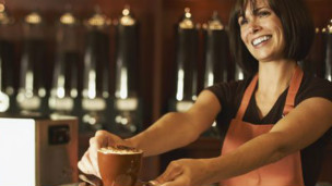 La internet trata de hace lo que esa camarera tan amable, pero no es lo mismo.