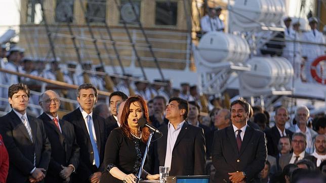 Fernández de Kirchner recibe a la Fragata Libertad a su llegada al puerto de Mar del Plata