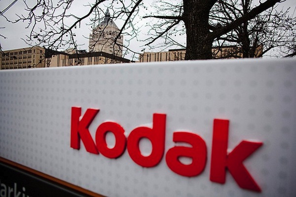 Juez aprueba de la venta de patentes de Kodak; Apple y Google pagarán 527 millones de dólares