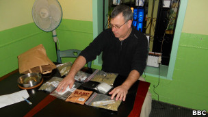 Pedro Pérez con la droga incautada