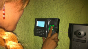 Mujer en la entrada del club