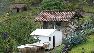 Los voluntarios se dedican a construir hogares de emergencia nuevos y arreglar algunos ya construidos.