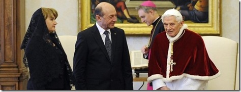 El-papa-Benedicto-XVI-posa-jun_54365461732_51351706917_600_226