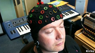 Un sombrero con sensores es usado para monitorear las ondas cerebrales de un miembro de la audiencia.