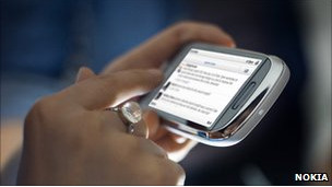 Cada vez hay más gente que usa su celular para hacer pagos.