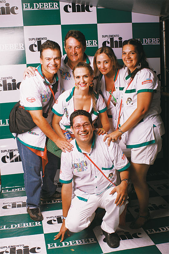 Mamarrachos en pleno. Ernesto Justiniano, Roberto Rivera, Patricia Fernández, Ángela Castro, Lorena Villalobos y Pablo Banegas multiplicaron su alegría