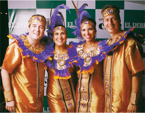 Aspirantes a coronadores. Johnny Vaca Díez, Eliana Jáuregui, Noelia Vincenti y Luis Foianini, de Los Fachas, con su alegoría de guardianes de la bolivianita