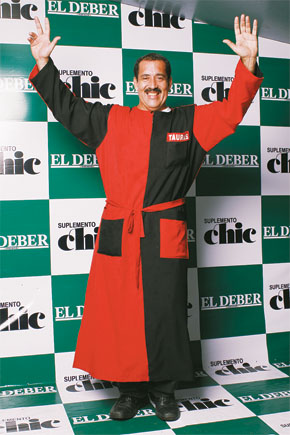 Entusiasta. Mundi Farah solo se separó de Los Tauras al momento de subir al estudio de Chic para las fotografías y luego se sumó a la fiesta