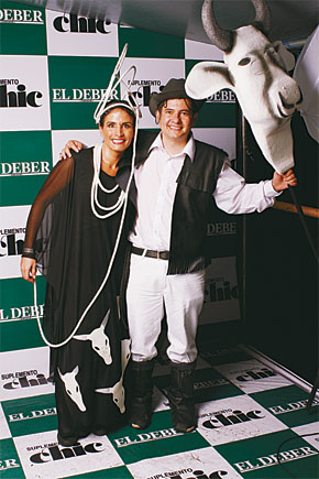 Elegantes y premiados. Nadia Landívar y Eduardo Paz, de los Haraganes Jipurí. su comparsa ganó en la categoría mejor alegoría grupal
