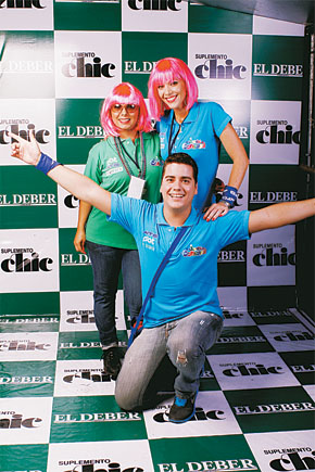 Las caras de la tv. Esteffanni Brillit, con su look carnavalero, que incluyó peluca fucsia, junto a Verónica Larrieu y Luis Pablo Hurtado