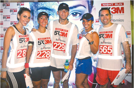 Contentos. Los Cambas Flojonazos Carola Fernández, Ivette Quiroga, ‘Pepe’ Ribera, Tania Ribera y Jorge Hidalgo, en la meta de la carrera pedestre de 3M 