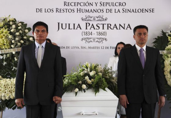 El féretro de Julia Pastrana a su llegada a Sinaloa, México.