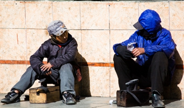 Defensor del Pueblo y alcalde Revilla limpiaron zapatos a niños lustrabotas