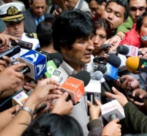 Evo destaca debate con la COB, pero les pide pensar en Bolivia