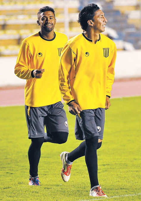 Aprestos. Harold Reina y Jair Torrico trotan en el estadio Hernando Siles.