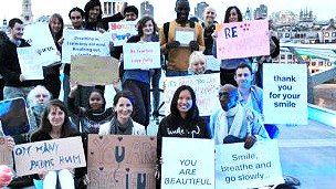 Jóvenes en Londres muestran mensajes positivos al público en el primer Día de la Felicidad.