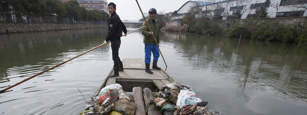 Ascienden a 13.000 los cerdos muertos retirados en un río de Shanghái