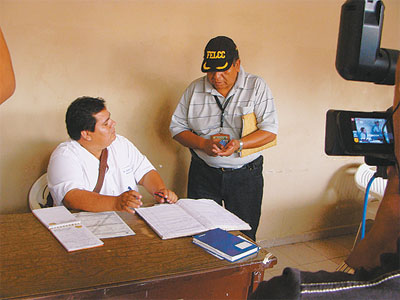 Azogue (izquierda) realizó la autopsia al cuerpo de la víctima. Foto: Archivo