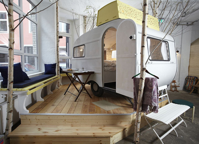 Si tienes alma de neorrural, tu mejor opción es el Huetten Palast de Berlín (Alemania), que en vez de habitaciones alquila caravanas de camping y cabañas, todas atechadas en una vieja fábrica.