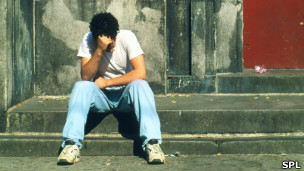 Expertos indican que el perfil de hombres que se suicida es muy distinto de los que piden ayuda.