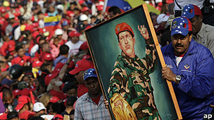 Nicolás Maduro llevando un retrato de Hugo Chávez