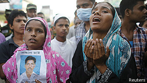 familiares de víctimas de derrumbe en Bangladesh