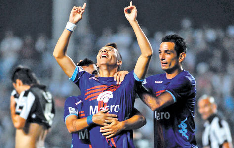 Histórico. El argentino Tigres se clasificó con un gran triunfo en Asunción sobre el Libertad paraguayo, por cinco-dos.