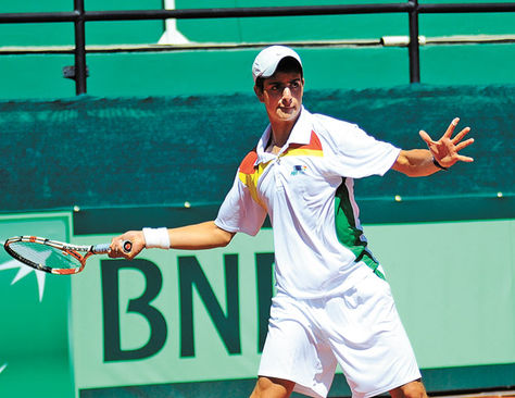Triunfo. Rodrigo Banzer devuelve una pelota en el partido que le ganó ayer al ecuatoriano Simón Bustamante.