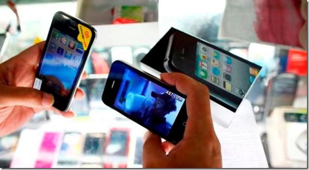 cliente-sostiene-iPhones-falsos-tienda-moviles-Shanghai