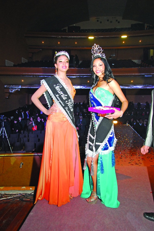 Bellezas. Nicole Barrientos, srta. Potosí y Cecilia Vargas, miss Potosí, luego de ser elegidas como las más bonitas de su región
