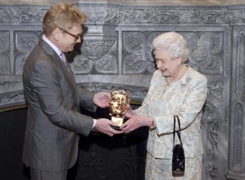 La reina Isabel II de Inglaterra recibe el premio honorífico Bafta en el castillo de Windsor de manos del actor Kenneth Branagh
