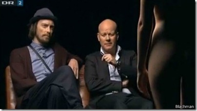 En el show dos hombres comentan sobre el cuerpo de una mujer desnuda
