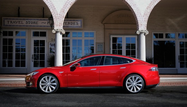 Tesla Model S rojo 10