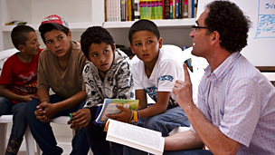 Naranjo sigue trabajando con niños, ahora en una biblioteca rural de Antioquia.